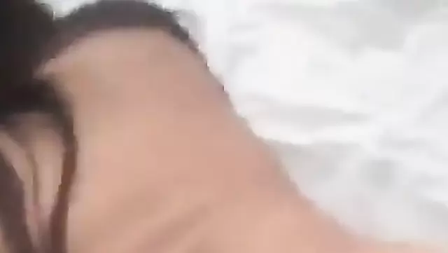 כוסית לבנה מלאה גומרת על הזין של המאהב שלה